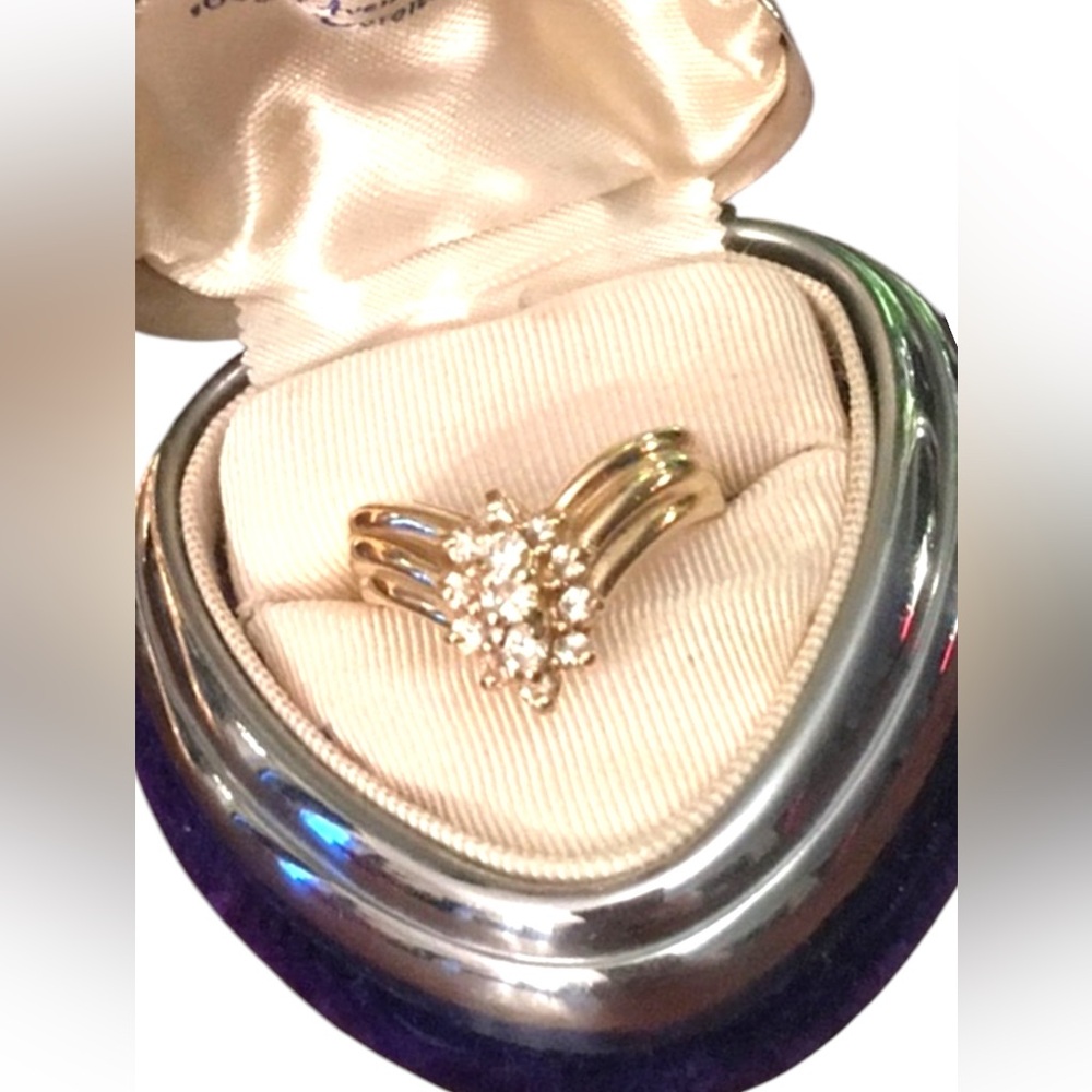 Stunning- 14k Gold Diamond cluster ring w- appraisal VS1